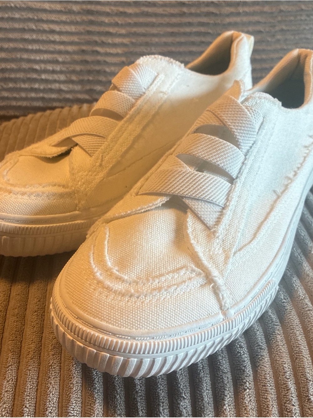 Blowfish Malibu Marley White Distressed Canvas Slip-On Sneakers Women's Size 9